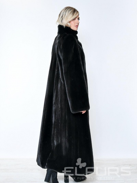 Приталенное пальто из черной норки