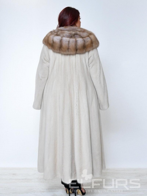 Элегантное пальто из меха норки с капюшоном из меха куницы