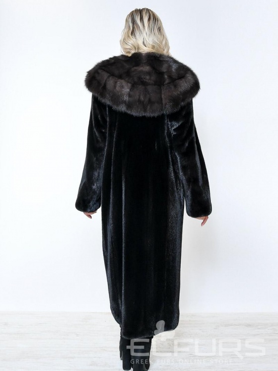 Пальто из черной норки с капюшоном из соболя