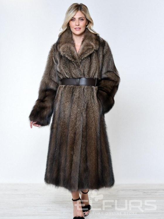 Элегантное пальто из меха фишера